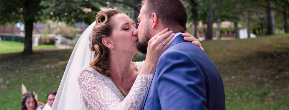 Mariage à Arbas, cérémonie laîque, jeunes mariés. centre de vacances Pierre Baudis à Arbas, Haute-Garonne. Photographe mariage Toulouse. Robe Carrière Mariage à Villefranche de Lauragais, magnifique dos-nu et collier de dos