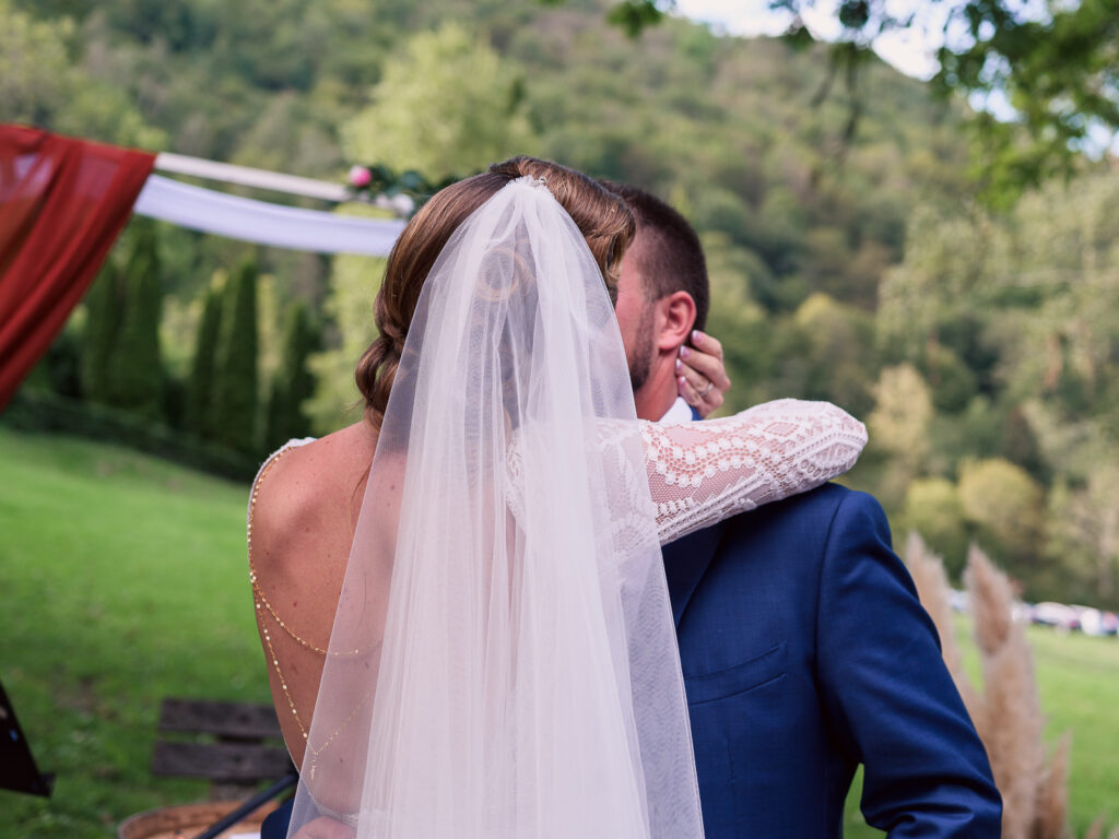 Mariage à Arbas, cérémonie laïque, jeunes mariés. centre de vacances Pierre Baudis à Arbas, Haute-Garonne. Photographe mariage Toulouse. Robe Carrière Mariage à Villefranche de Lauragais, magnifique dos-nu et collier de dos