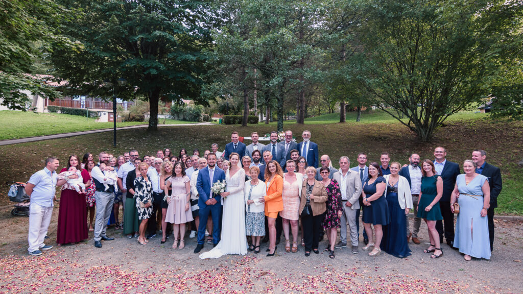 Mariage à Arbas, photo de groupe, jeunes mariés. centre de vacances Pierre Baudis à Arbas, Haute-Garonne. Photographe mariage Toulouse. Robe Carrière Mariage à Villefranche de Lauragais