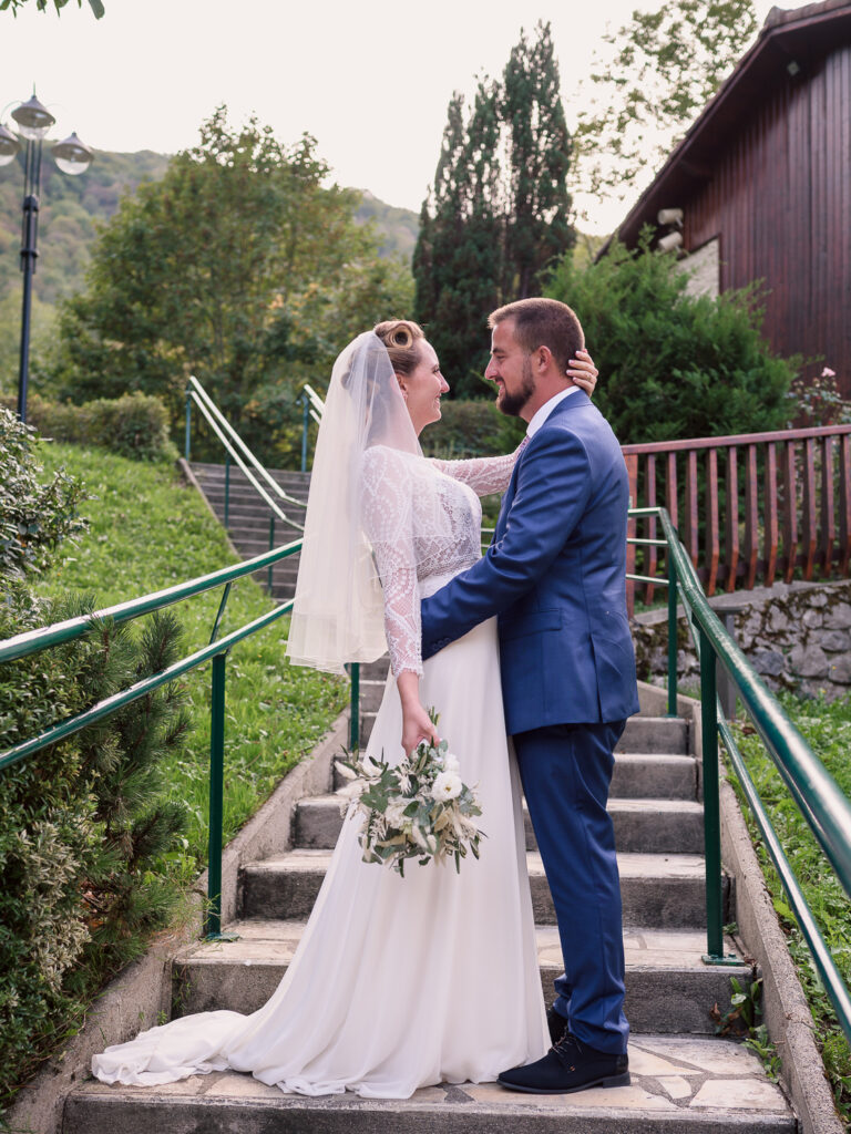 Mariage à Arbas, photos de couple, jeunes mariés. centre de vacances Pierre Baudis à Arbas, Haute-Garonne. Photographe mariage Toulouse. Robe Carrière Mariage à Villefranche de Lauragais, magnifique dos-nu et collier de dos