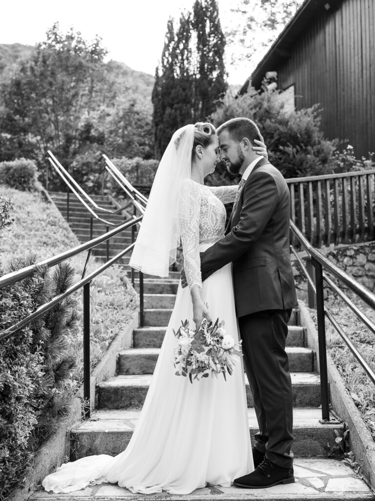 Mariage à Arbas, photos de couple, jeunes mariés. centre de vacances Pierre Baudis à Arbas, Haute-Garonne. Photographe mariage Toulouse. Robe Carrière Mariage à Villefranche de Lauragais, magnifique dos-nu et collier de dos