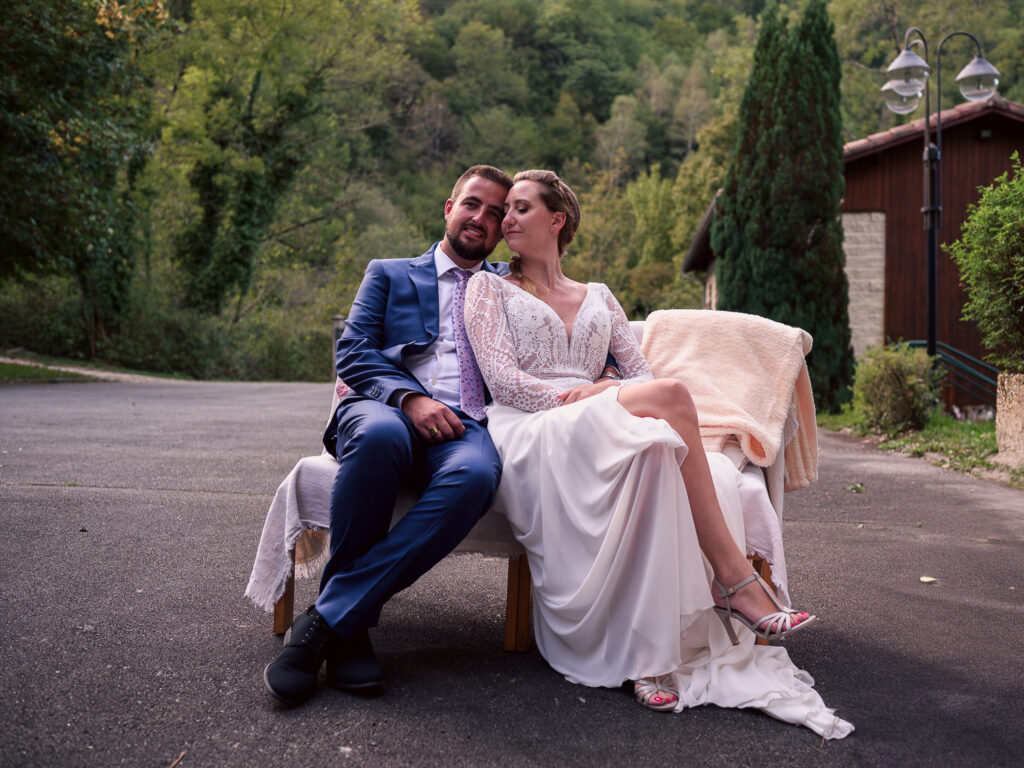 Mariage à Arbas, photos de couple, jeunes mariés. centre de vacances Pierre Baudis à Arbas, Haute-Garonne. Photographe mariage Toulouse. Robe Carrière Mariage à Villefranche de Lauragais, magnifique dos-nu et collier de dos