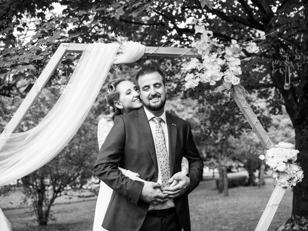 Mariage à Arbas, photos de couple, jeunes mariés. centre de vacances Pierre Baudis à Arbas, Haute-Garonne. Photographe mariage Toulouse. Robe Carrière Mariage à Villefranche de Lauragais, magnifique dos-nu et collier de dos