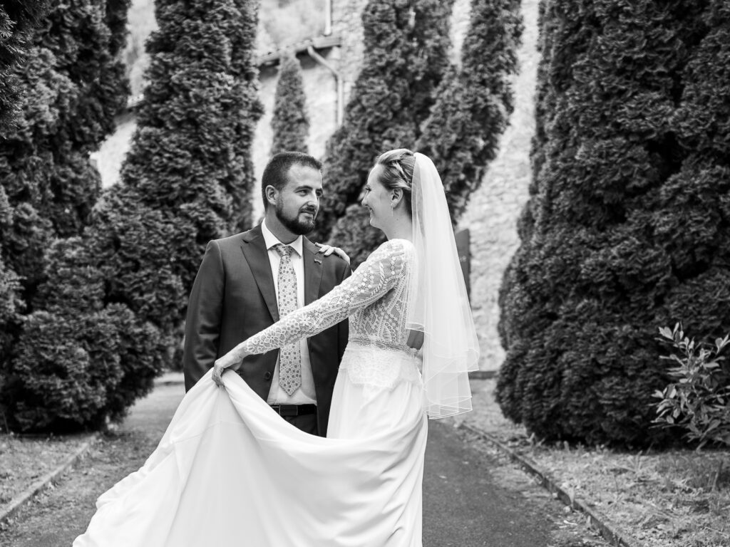 Mariage à Arbas, photos de couple, jeunes mariés. centre de vacances Pierre Baudis à Arbas, Haute-Garonne. Photographe mariage Toulouse. Robe Carrière Mariage à Villefranche de Lauragais, magnifique dos-nu et collier de dos