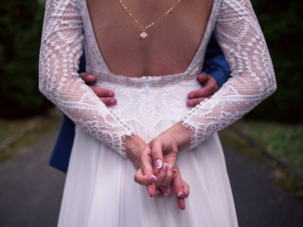 Mariage à Arbas, photos de couple, jeunes mariés. centre de vacances Pierre Baudis à Arbas, Haute-Garonne. Photographe mariage Toulouse. Robe Carrière Mariage à Villefranche de Lauragais, magnifique dos-nu et collier de dos