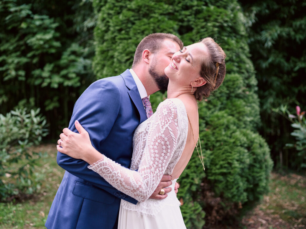 Mariage à Arbas, photos de couple, jeunes mariés. centre de vacances Pierre Baudis à Arbas, Haute-Garonne. Photographe mariage Toulouse. Robe Carrière Mariage à Villefranche de Lauragais, magnifique dos-nu et collier de dos