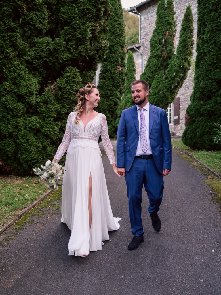 Mariage à Arbas, photos de couple, jeunes mariés. centre de vacances Pierre Baudis à Arbas, Haute-Garonne. Photographe mariage Toulouse. Robe Carrière Mariage à Villefranche de Lauragais