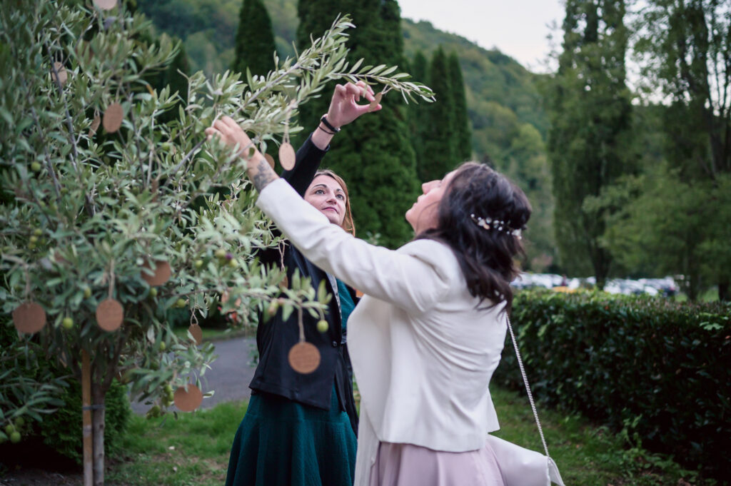 Mariage à Arbas, vin d'honneur. centre de vacances Pierre Baudis à Arbas, Haute-Garonne. Photographe mariage Toulouse.