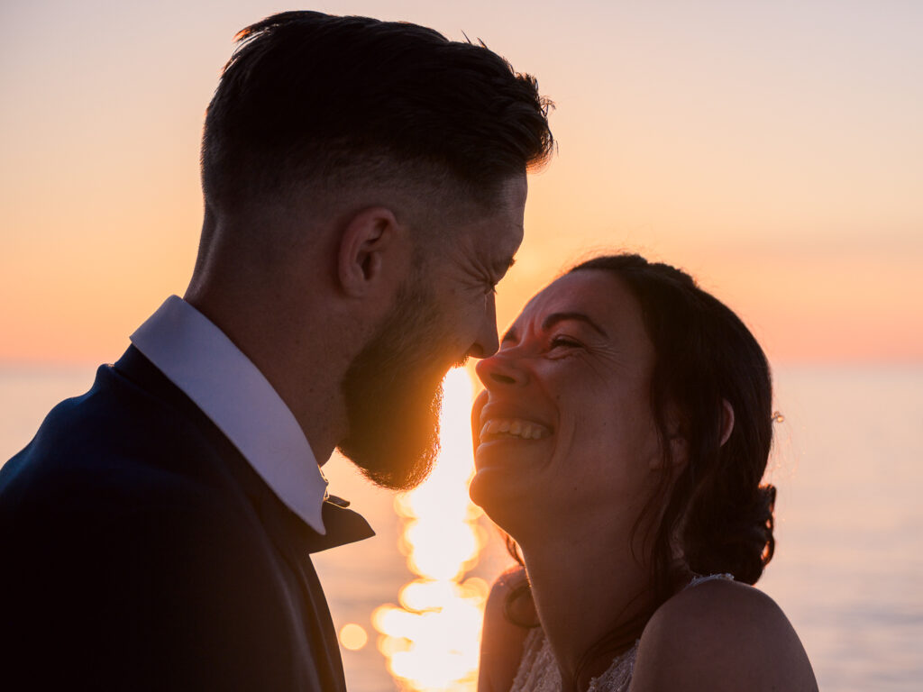 Photos de couple au lever de soleil à la plage. Day after ponton Leucate. Elle porte une robe Carrière mariage à Villefranche de Lauragais