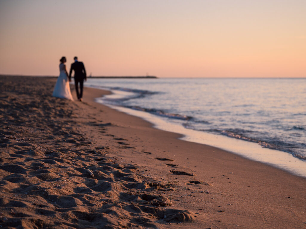 Photos de couple au lever de soleil à la plage. Day after ponton Leucate. Elle porte une robe Carrière mariage à Villefranche de Lauragais