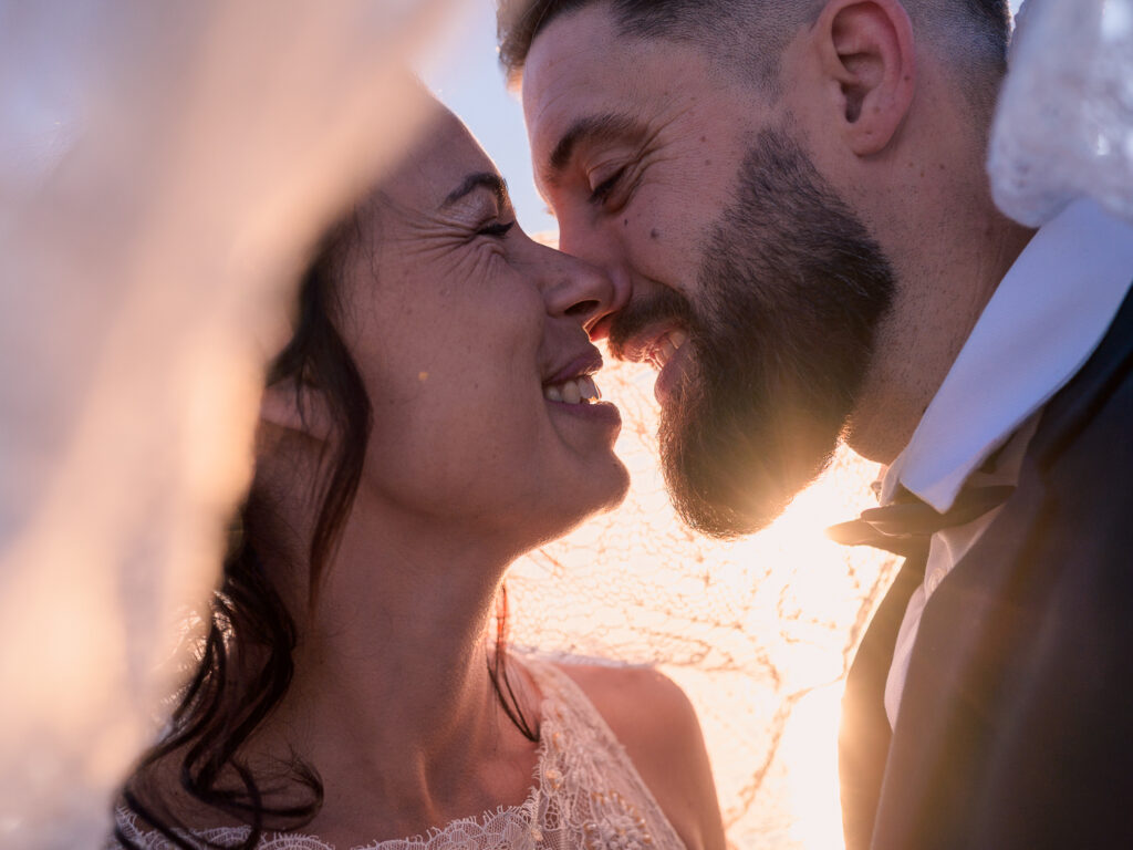 Photos de couple au lever de soleil à la plage. Day after ponton Leucate. Elle porte une robe Carrière mariage à Villefranche de Lauragais