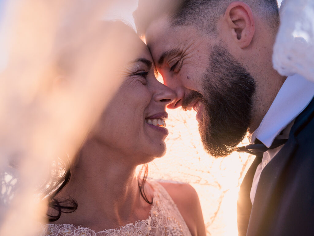 Photos de couple au lever de soleil à la plage. Day after ponton Leucate. Elle porte une robe Carrière mariage à Villefranche de Lauragais