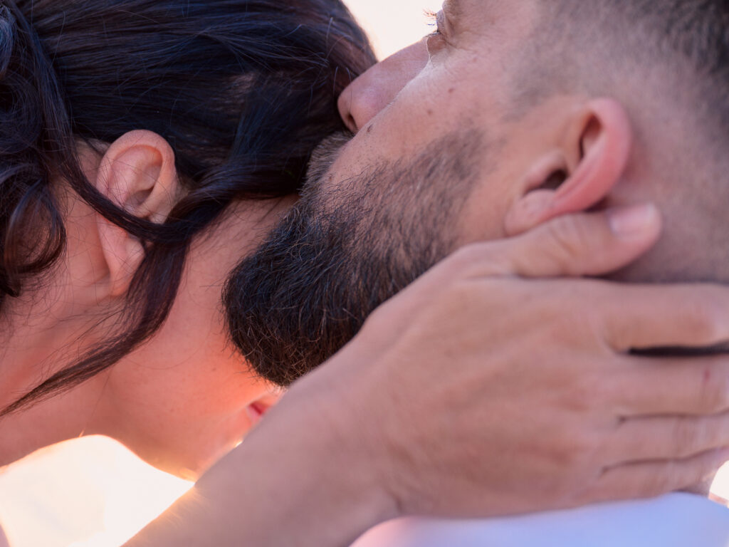 Photos de couple au lever de soleil à la plage. Day after ponton Leucate. Elle porte une robe Carrière mariage à Villefranche de Lauragais