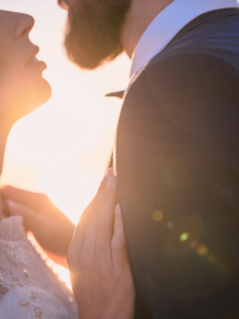 Photos de couple au lever de soleil à la plage. Day after ponton Leucate. Elle porte une robe Carrière mariage à Villefranche de Lauragais