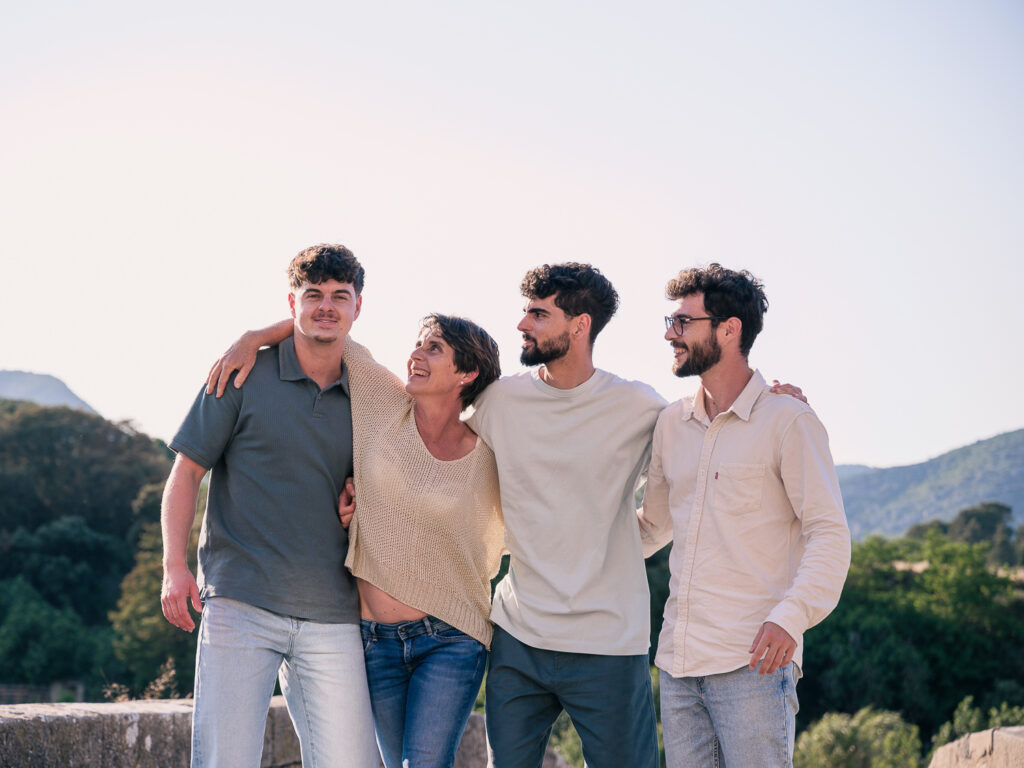 Séance photo famille en extérieur à Ribaute, moments de complicité entre une maman et ses fils