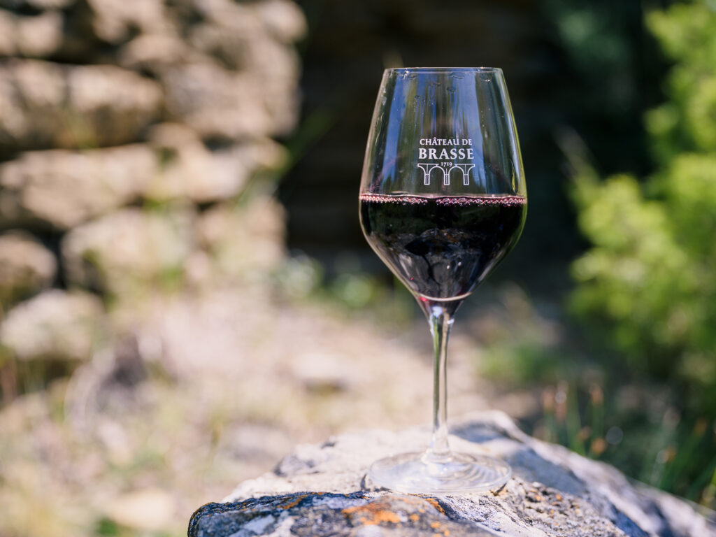 Château de Brasse Cournanel - photo d'un verre de vin rouge