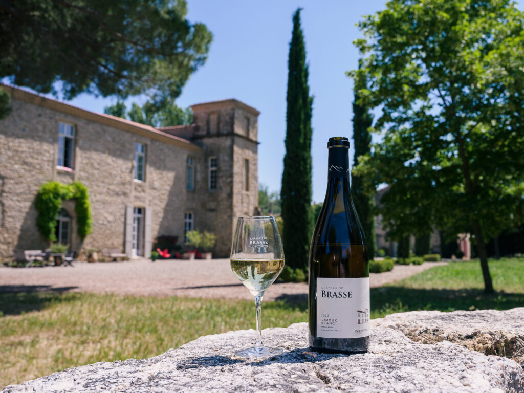 Château de Brasse Cournanel - photo d'un verre de vin blanc et d'une bouteille de vin blanc cuvée 2022. Limoux Blanc