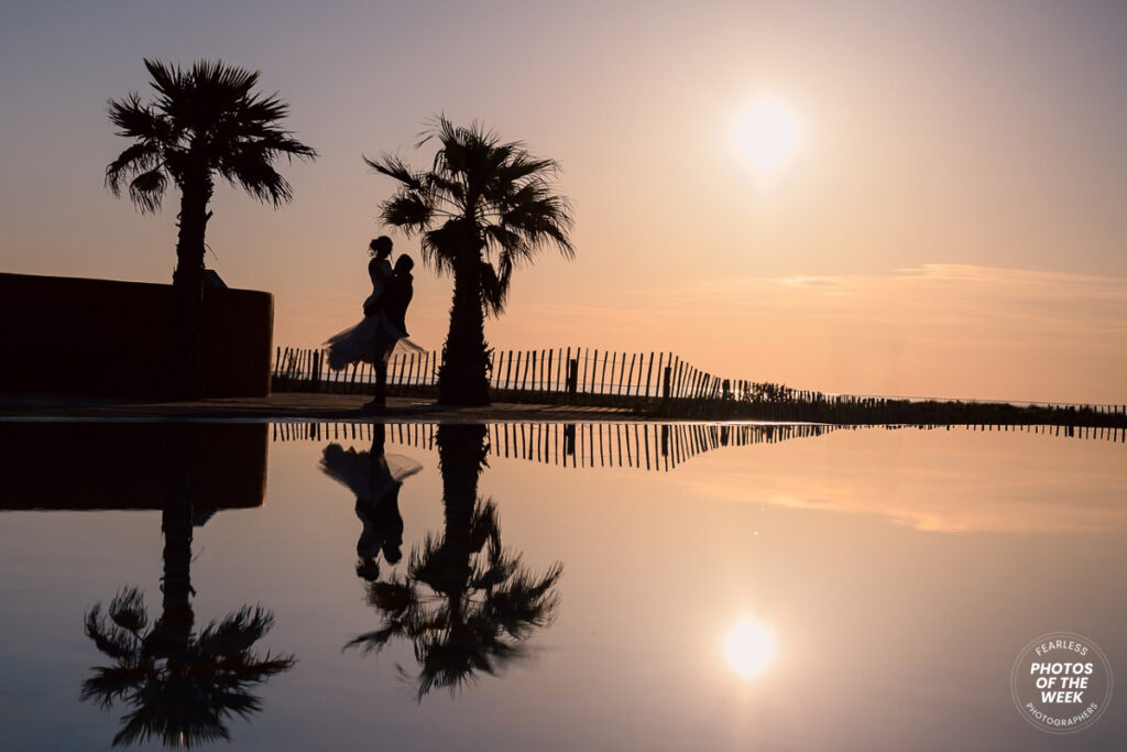 Photos de couple au lever de soleil à la plage. Day after miroir d'eau à Leucate. Elle porte une robe Carrière mariage à Villefranche de Lauragais. photo en ombres chinoises. Photos of the week Fearless photographers #167