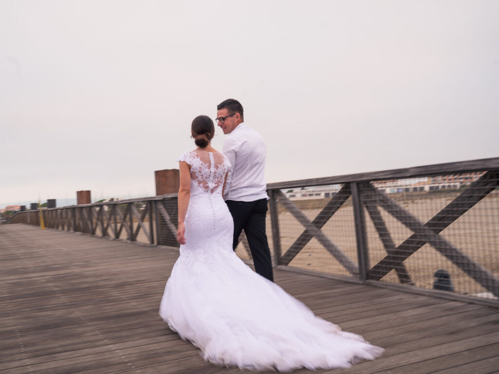 photos de couple en tenue de mariés pour leur anniversaire de mariage. cadeau d'anniversaire noces de Chypre. photos réalisées en extérieur, au ponton de Port Leucate
