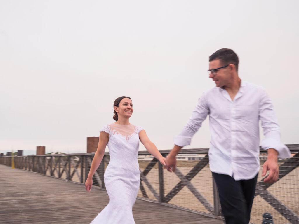 photos de couple en tenue de mariés pour leur anniversaire de mariage. cadeau d'anniversaire noces de Chypre. photos réalisées en extérieur, au ponton de Port Leucate