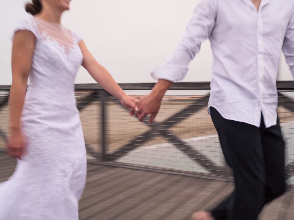 photos de couple en tenue de mariés pour leur anniversaire de mariage. cadeau d'anniversaire noces de Chypre. photos réalisées en extérieur, au ponton de Port Leucate