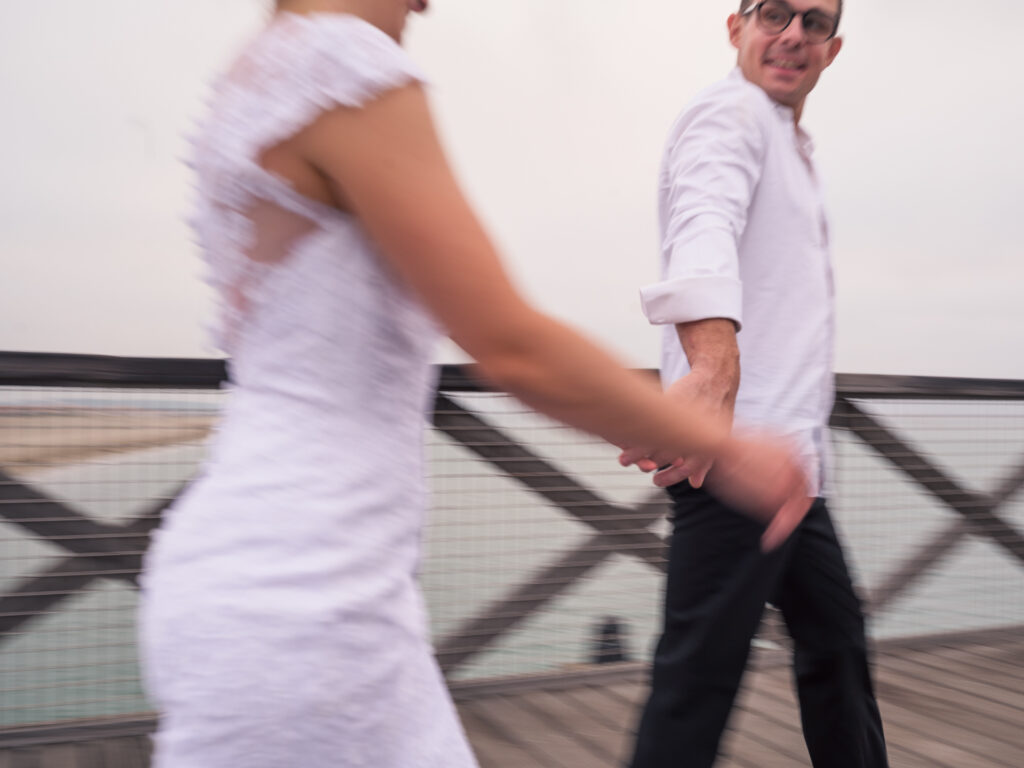 photos de couple en tenue de mariés pour leur anniversaire de mariage. cadeau d'anniversaire noces de Chypre. photos réalisées en extérieur, au ponton de Port Leucate