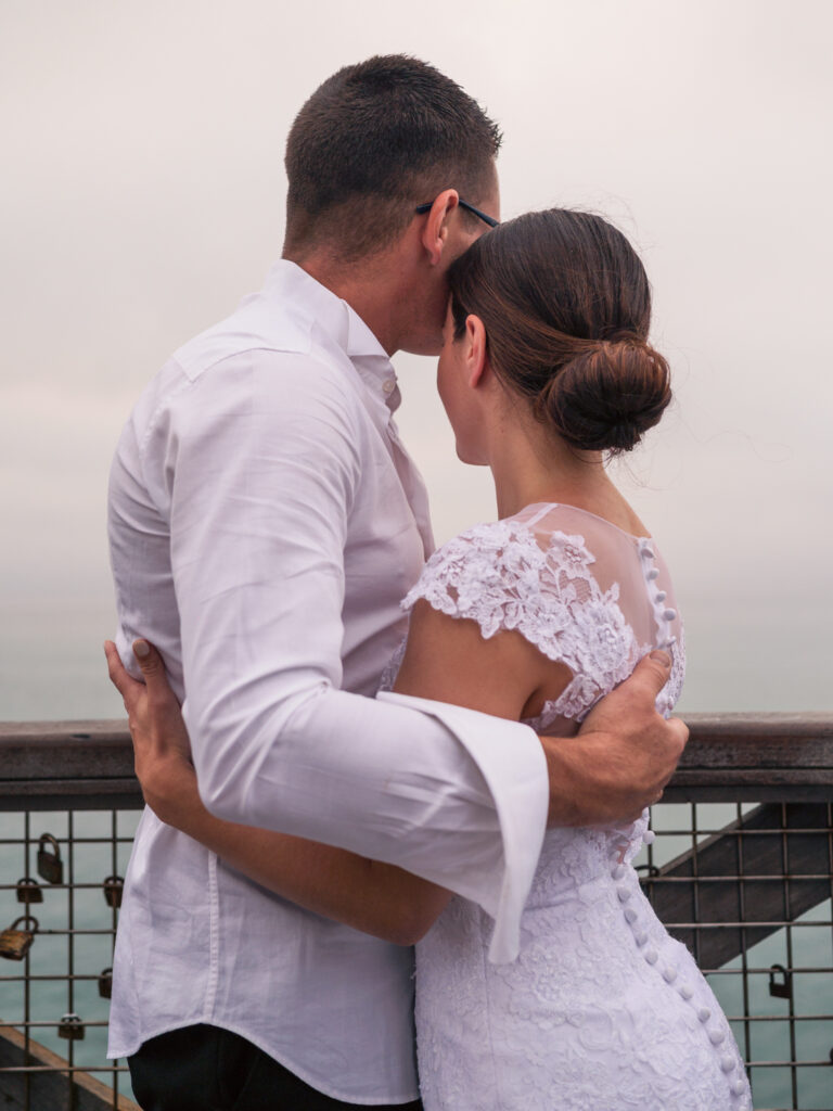 photos de couple en tenue de mariés pour leur anniversaire de mariage. cadeau d'anniversaire noces de Chypre. photos réalisées en extérieur, au ponton de Port Leucate