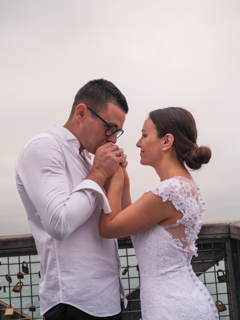 photos de couple en tenue de mariés pour leur anniversaire de mariage. cadeau d'anniversaire noces de Chypre. photos réalisées en extérieur, au ponton de Port Leucate