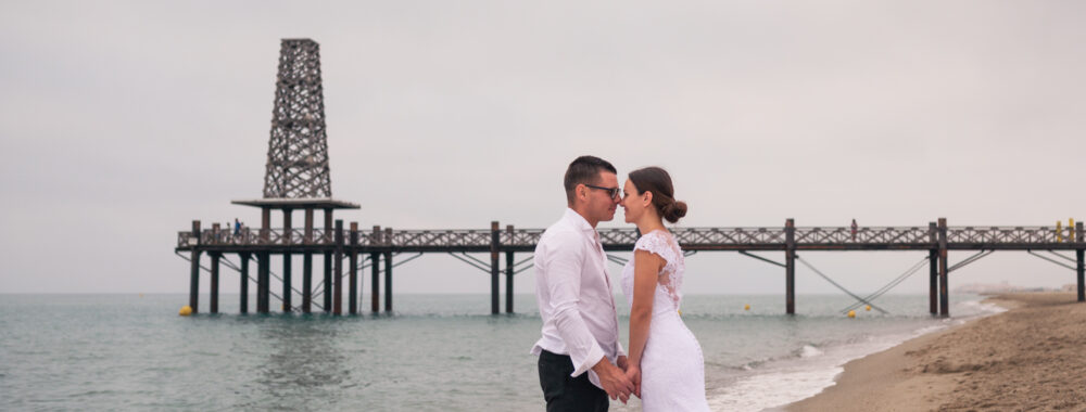 photos de couple en tenue de mariés pour leur anniversaire de mariage. cadeau d'anniversaire noces de Chypre. photos réalisées en extérieur, au ponton de Port Leucate