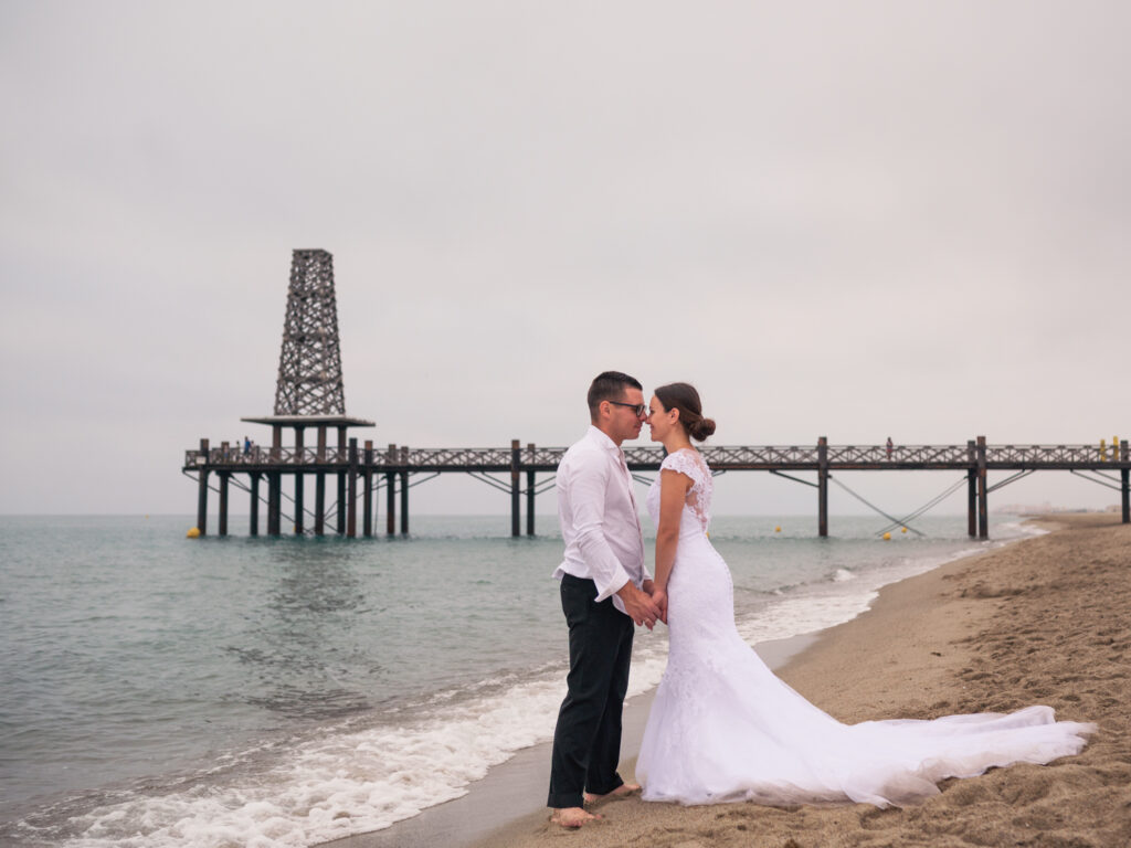 photos de couple en tenue de mariés pour leur anniversaire de mariage. cadeau d'anniversaire noces de Chypre. photos réalisées en extérieur, au ponton de Port Leucate