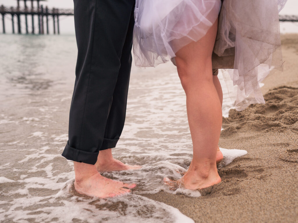 photos de couple en tenue de mariés pour leur anniversaire de mariage. cadeau d'anniversaire noces de Chypre. photos réalisées en extérieur, au ponton de Port Leucate
