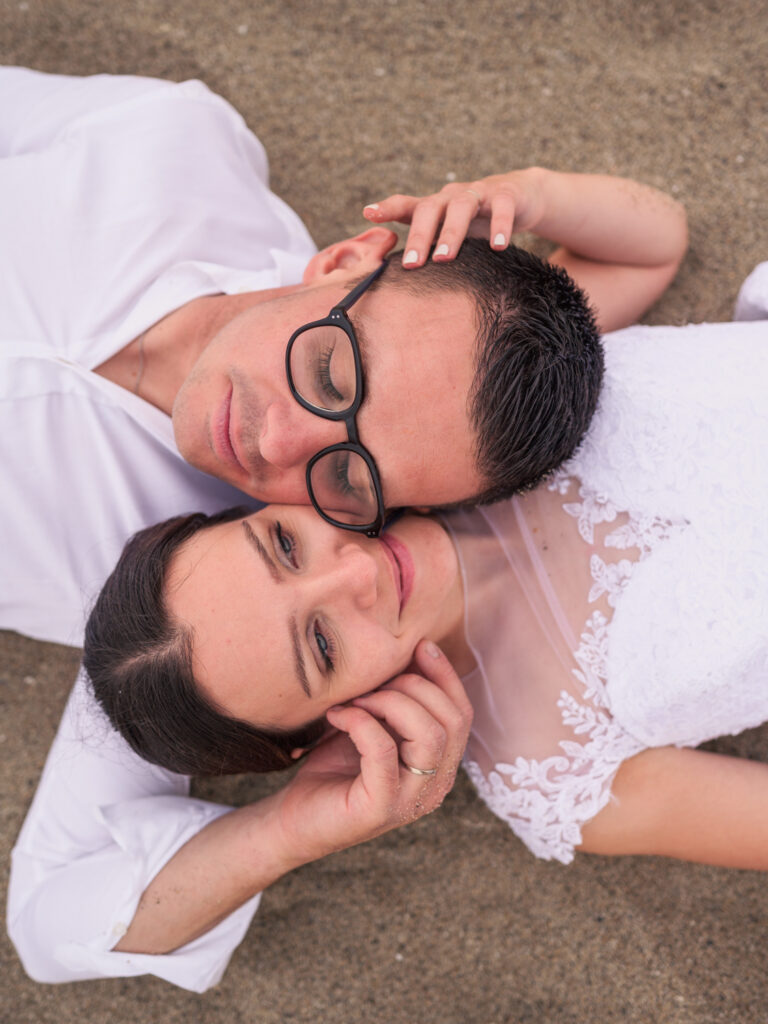 photos de couple en tenue de mariés pour leur anniversaire de mariage. cadeau d'anniversaire noces de Chypre. photos réalisées en extérieur, au ponton de Port Leucate