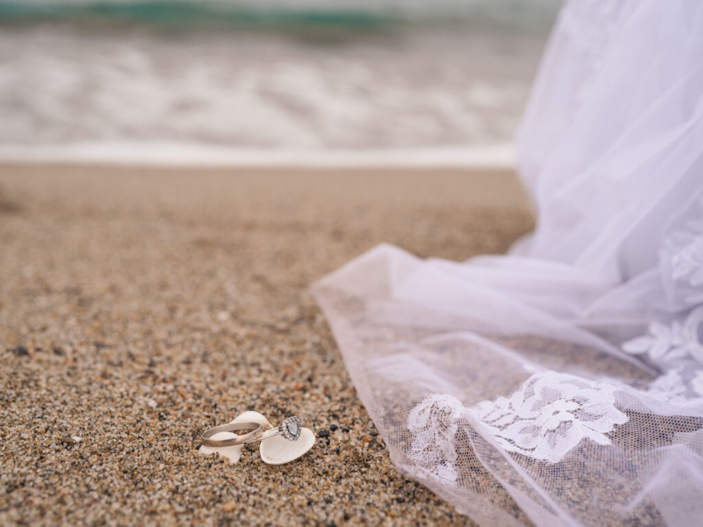 photos de couple en tenue de mariés pour leur anniversaire de mariage. cadeau d'anniversaire noces de Chypre. photos réalisées en extérieur, au ponton de Port Leucate