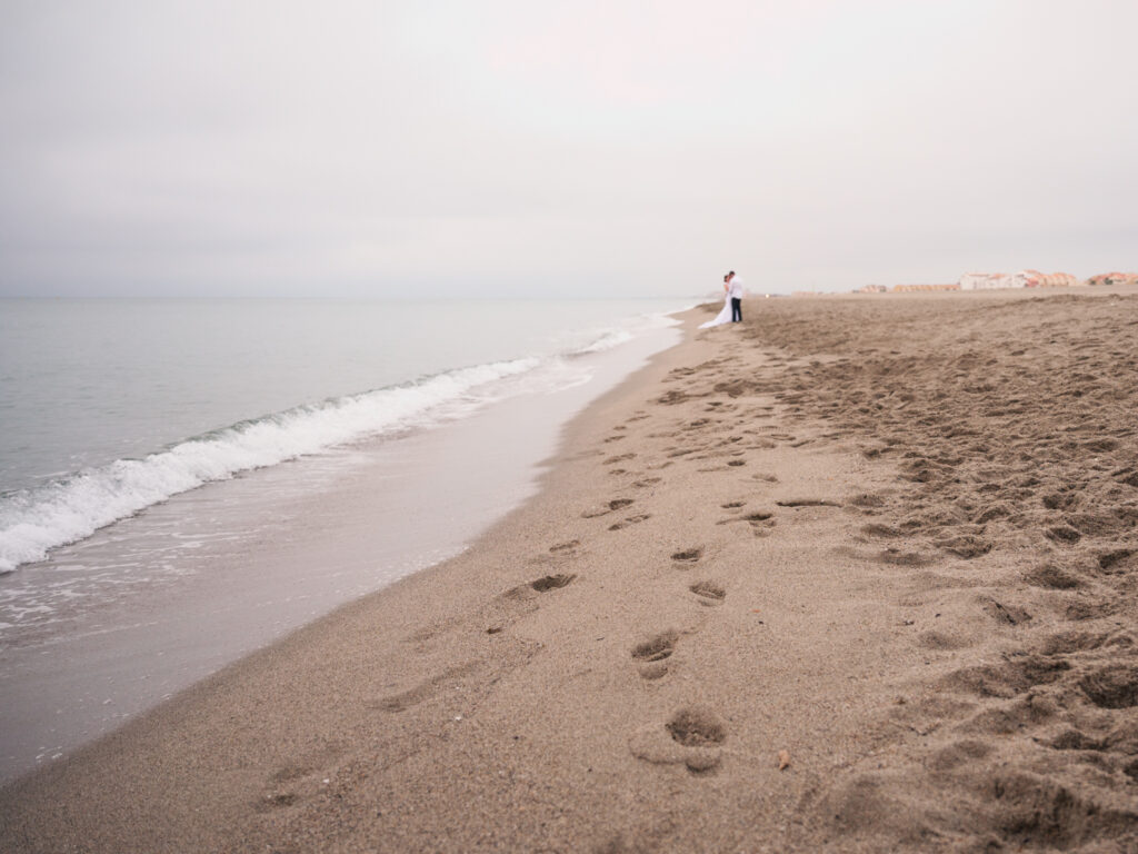 photos de couple en tenue de mariés pour leur anniversaire de mariage. cadeau d'anniversaire noces de Chypre. photos réalisées en extérieur, au ponton de Port Leucate