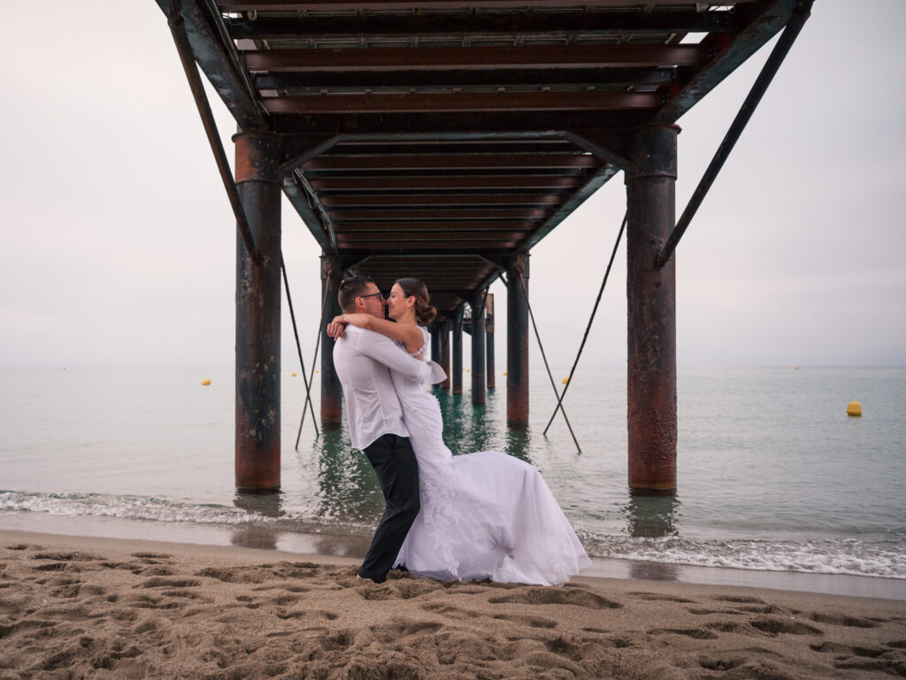 photos de couple en tenue de mariés pour leur anniversaire de mariage. cadeau d'anniversaire noces de Chypre. photos réalisées en extérieur, au ponton de Port Leucate