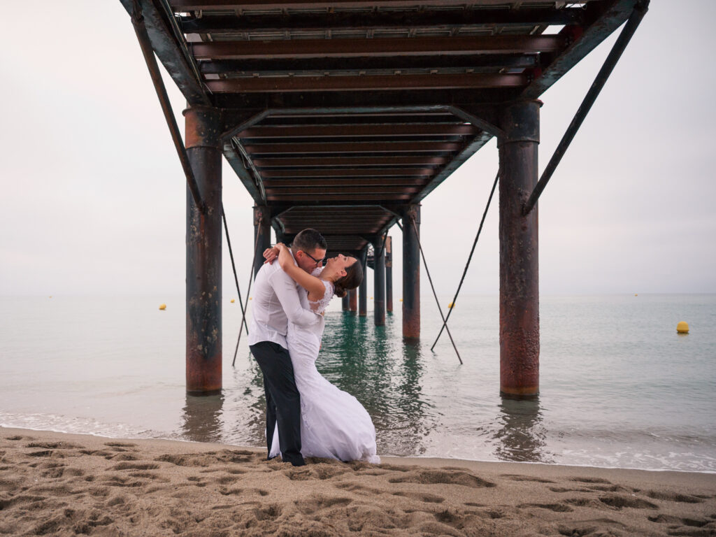 photos de couple en tenue de mariés pour leur anniversaire de mariage. cadeau d'anniversaire noces de Chypre. photos réalisées en extérieur, au ponton de Port Leucate