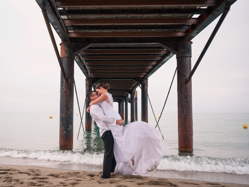 photos de couple en tenue de mariés pour leur anniversaire de mariage. cadeau d'anniversaire noces de Chypre. photos réalisées en extérieur, au ponton de Port Leucate