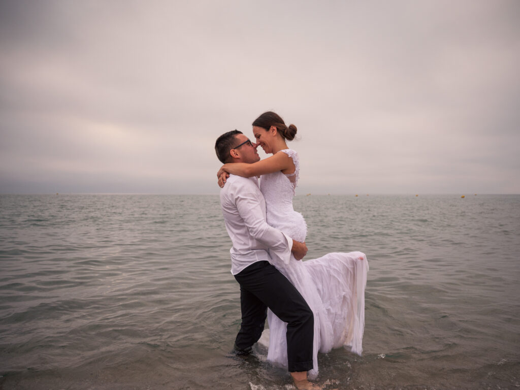 photos de couple en tenue de mariés pour leur anniversaire de mariage. cadeau d'anniversaire noces de Chypre. photos réalisées en extérieur, au ponton de Port Leucate
