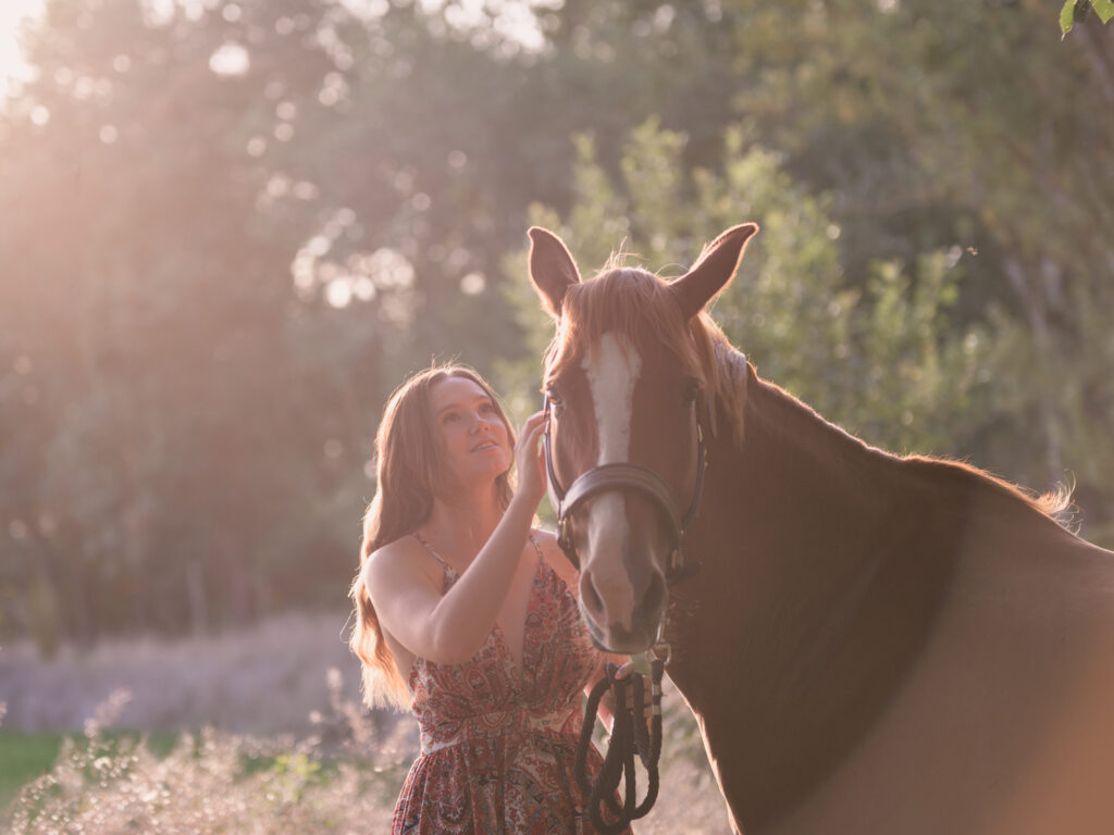 portrait jeune femme et son cheval écurie du Cabardès à Pezens. shooting d'automne au coucher de soleil
