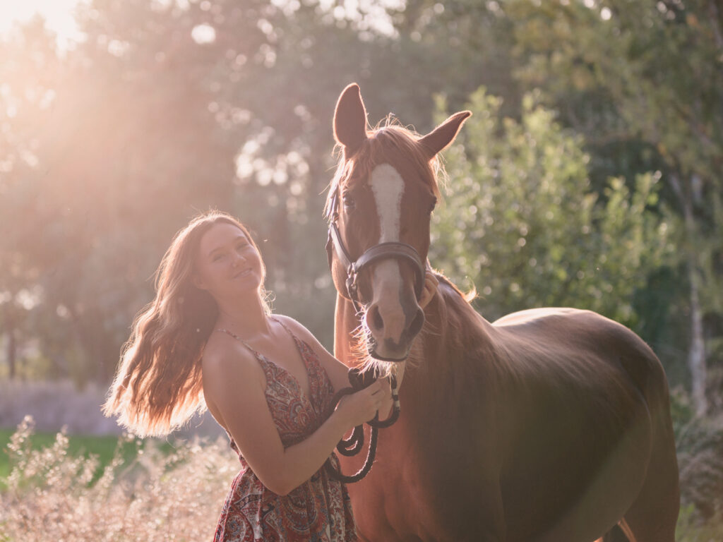 portrait jeune femme et son cheval écurie du Cabardès à Pezens. shooting d'automne au coucher de soleil