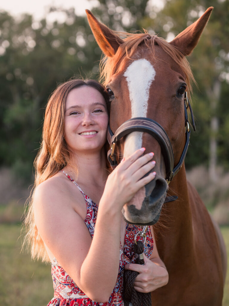 portrait jeune femme et son cheval écurie du Cabardès à Pezens. shooting d'automne au coucher de soleil