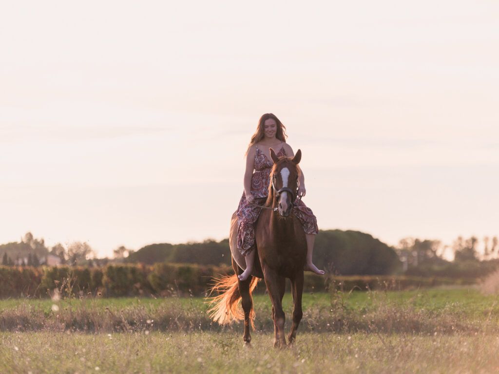 portrait jeune femme et son cheval écurie du Cabardès à Pezens. shooting d'automne au coucher de soleil
