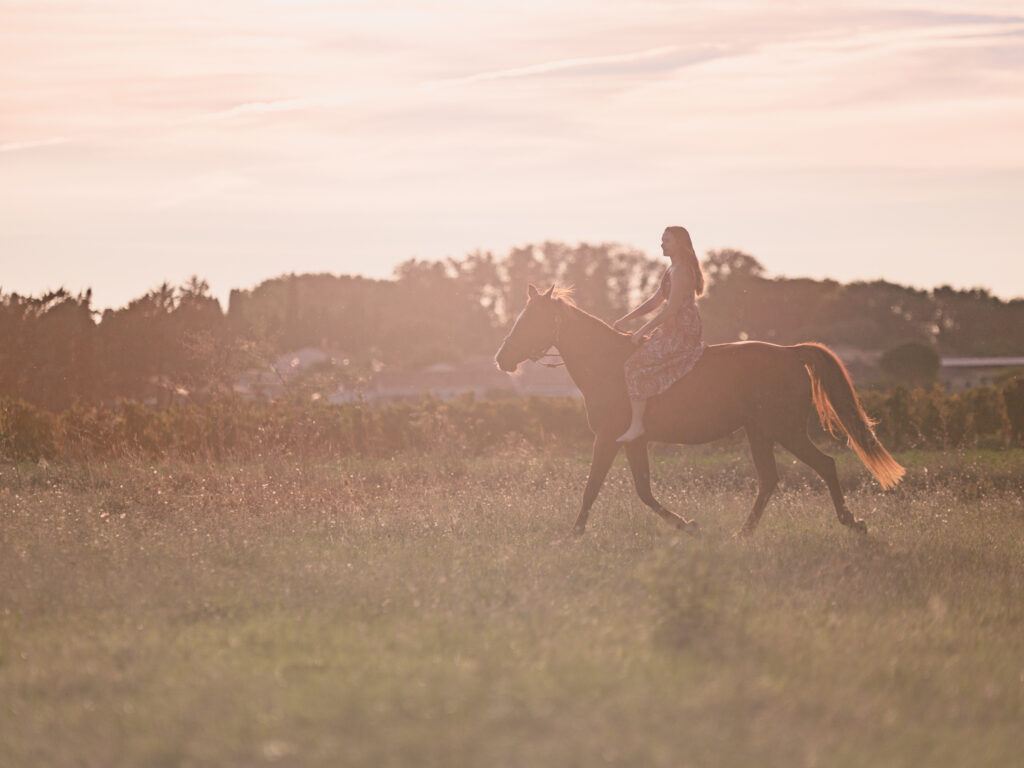 portrait jeune femme et son cheval écurie du Cabardès à Pezens. shooting d'automne au coucher de soleil