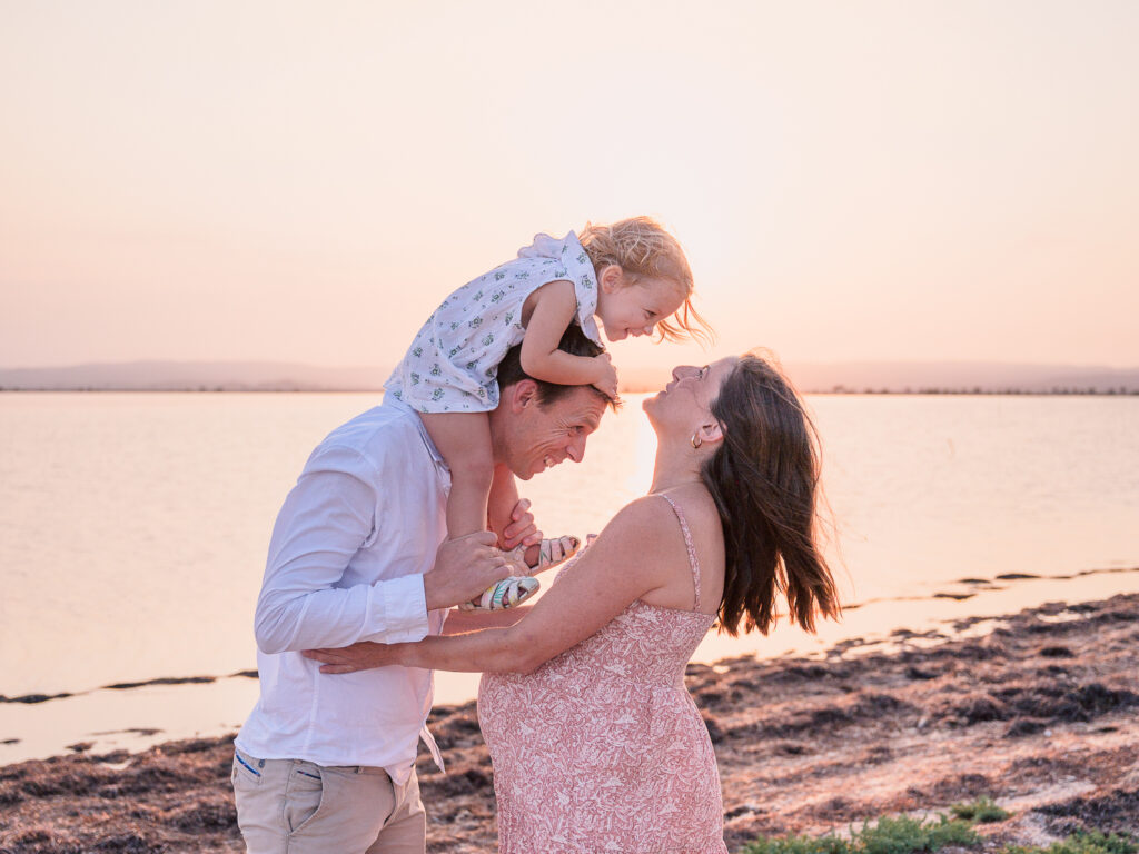 séance grossesse au coucher de soleil à Gruissan photos de famille à la plage