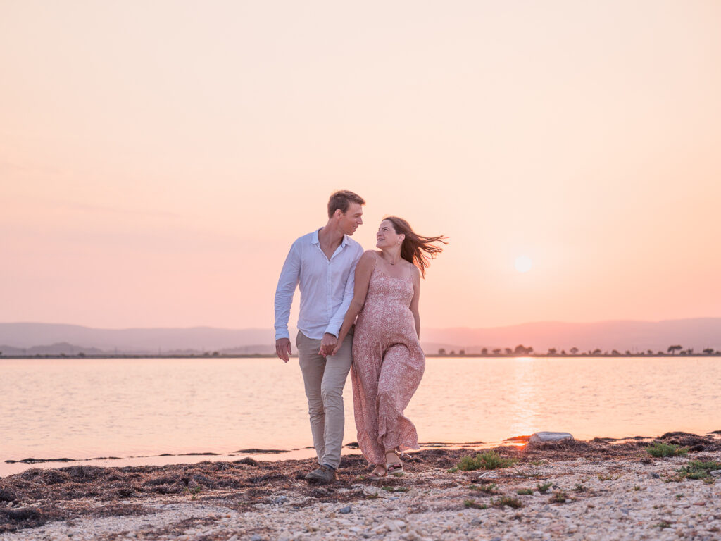 séance grossesse au coucher de soleil à Gruissan photos de famille à la plage
