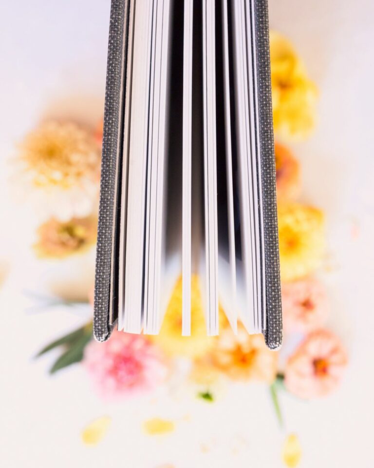 Livre carré pour photos de mariage décoration florale réalisée par Rose & Marguerite, fleuriste mariage à Montolieu