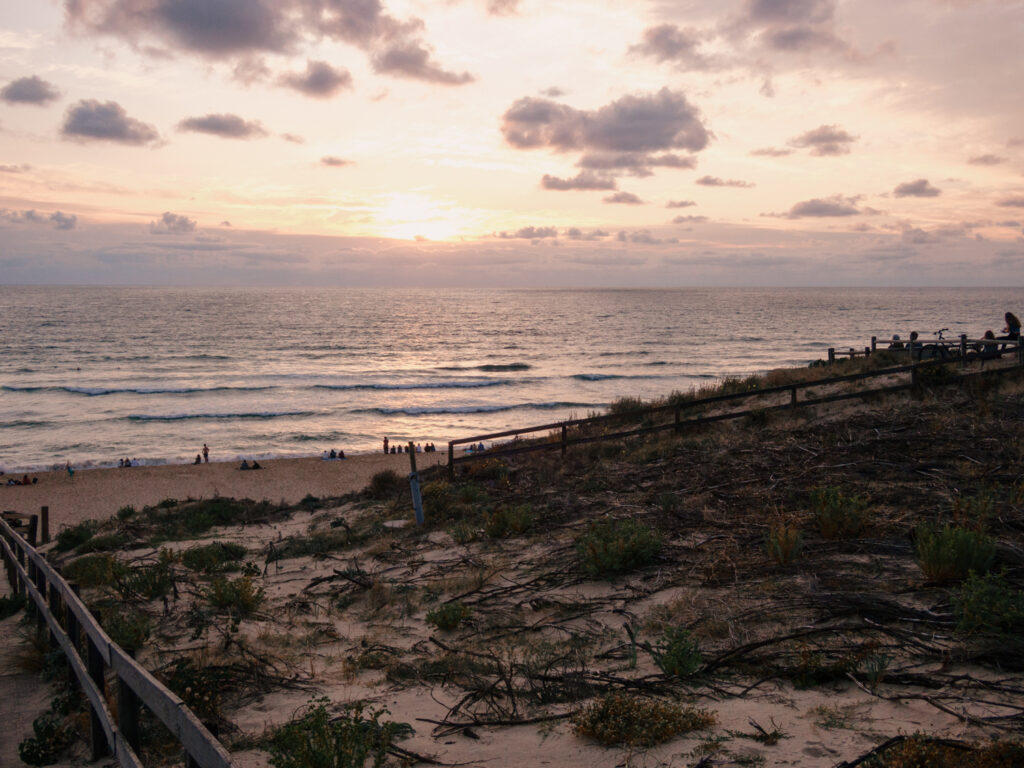 Coucher de soleil sur l'océan au Cap de L'Homy, plage de Lit-et-Mixe, dans les Landes
