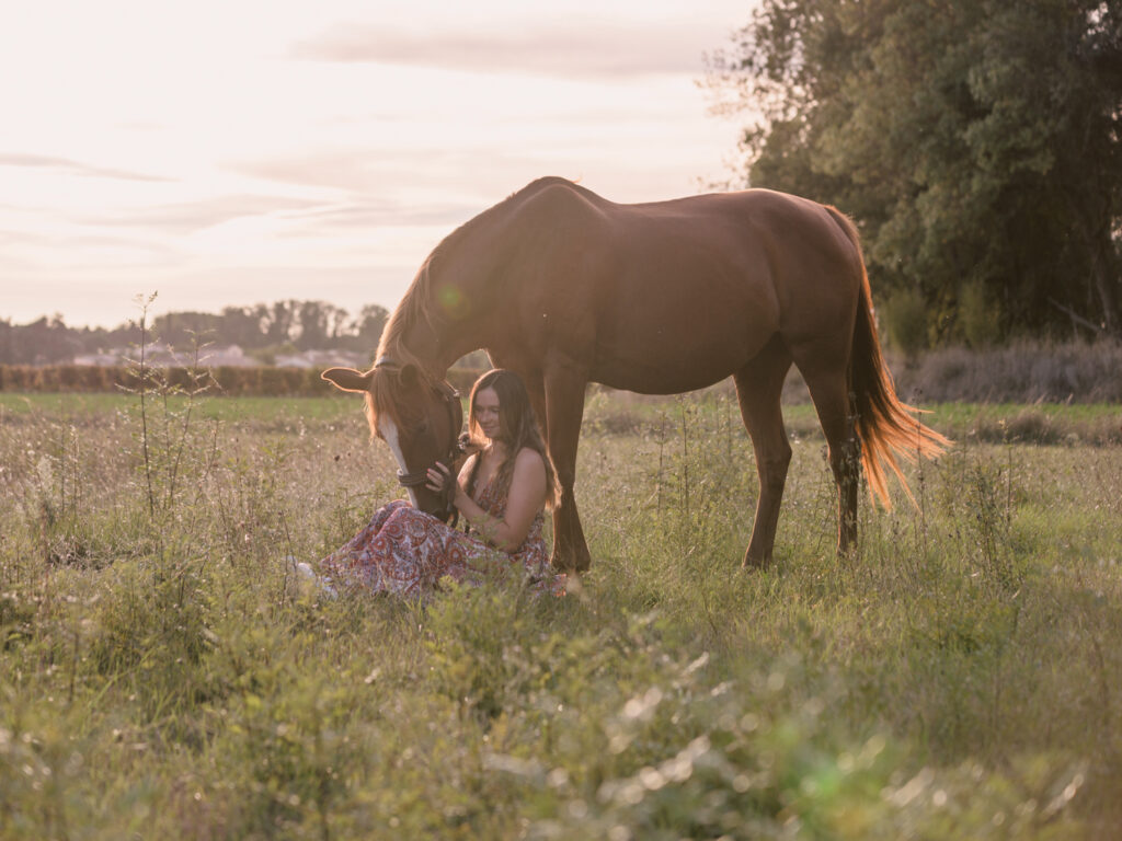 portrait jeune femme et son cheval écurie du Cabardès à Pezens. shooting d'automne au coucher de soleil