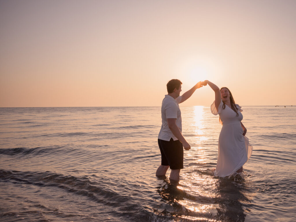 Photos de fiançailles au bord de la mer : la séance de Claire & Luc à Leucate. Séance engagement au lever de soleil au ponton de Leucate. Robe : Aym studio. Bague de fiançailles : Deloison Paris.