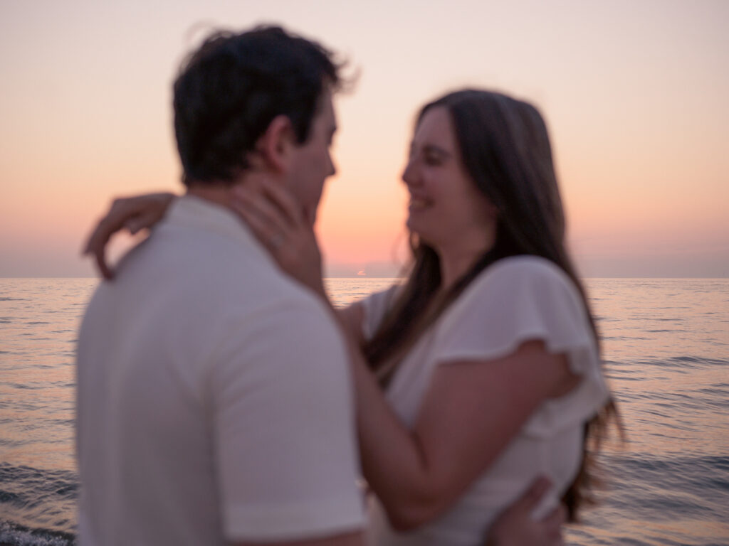 Photos de fiançailles au bord de la mer : la séance de Claire & Luc à Leucate. Séance engagement au lever de soleil au ponton de Leucate. Robe : Aym studio. Bague de fiançailles : Deloison Paris.